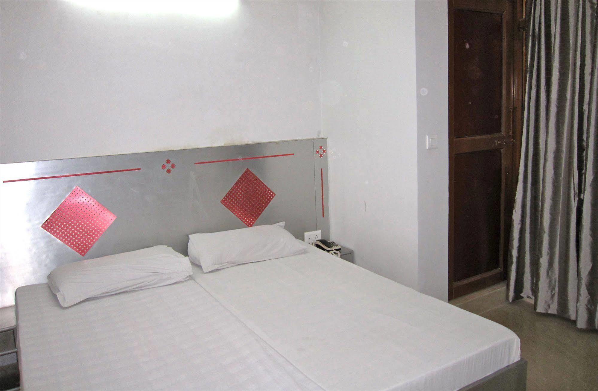 Hotel Kwality Nowe Delhi Zewnętrze zdjęcie